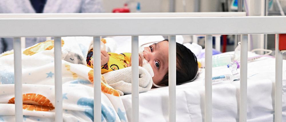 Bei rund einem Prozent der jungen Patienten ist wegen eines schweren Verlaufs die Behandlung einer RSV-Infektion in einem Krankenhaus nötig.
