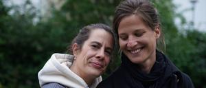 Das in Berlin lebende Paar Linda und Charlotte erlebte Gewalt in einem Bus.