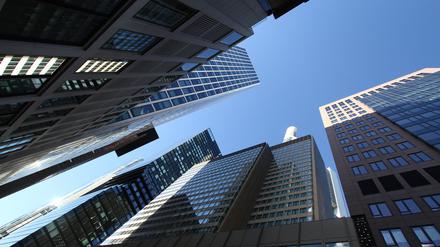 Bankentürme in Frankfurt: Geldhäuser müssen sich um Personal der Zukunft kümmern, glauben Berater. 