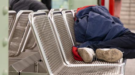 Ein Obdachloser schlaeft auf einer Bank am Bahnhof Alexanderplatz in Berlin am 1. Dezember 2022. Armut in Berlin *** A homeless man sleeps on a bench at Alexanderplatz station in Berlin on December 1, 2022 poverty in Berlin