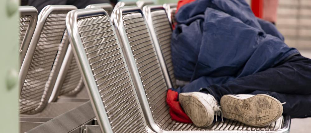 Ein Obdachloser schlaeft auf einer Bank am Bahnhof Alexanderplatz in Berlin am 1. Dezember 2022. Armut in Berlin *** A homeless man sleeps on a bench at Alexanderplatz station in Berlin on December 1, 2022 poverty in Berlin
