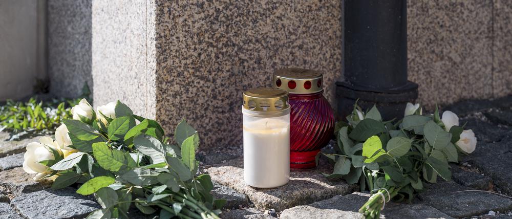 Blumen und Grablichter in der Nähe des Kinder- und Jugendhilfezentrums in Wunsiedel.