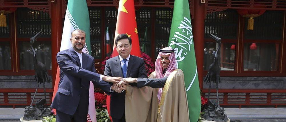 Der Außenminister des Iran, Hussein Amirabdollahian (l.), der Außenminister von China, Qin Gang und der Außenminister von Saudi-Arabien, Prinz Faisal bin Farhan Al Saud, reichen sich die Hand bei einem von China vermittelten Treffen in Peking.