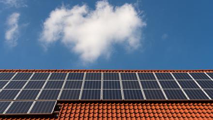 Solarzellen liegen auf einem Ziegeldach.