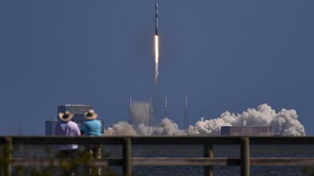 24.03.2023, USA, Merritt Island: Menschen beobachten den Start einer SpaceX Falcon 9-Rakete mit Starlink-Satelliten an Bord, die von der Cape Canaveral Space Force Station in Florida abhebt. Foto: Malcolm Denemark/Florida Today via AP/dpa +++ dpa-Bildfunk +++