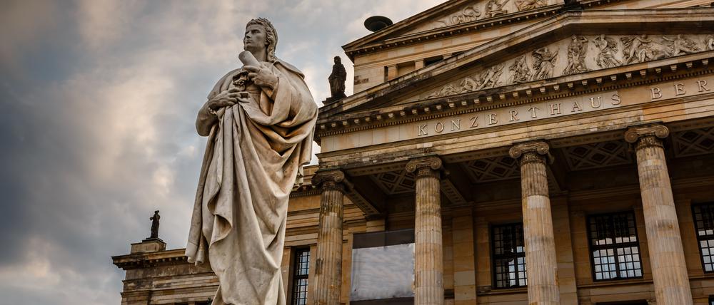 Das Denkmal von Friedrich Schiller vor dem Konzerthaus am Gendarmenmarkt hat eine Odyssee durch Ost- und West-Berlin hinter sich.