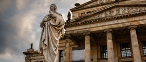 Das Denkmal von Friedrich Schiller vor dem Konzerthaus am Gendarmenmarkt hat eine Odyssee durch Ost- und West-Berlin hinter sich.