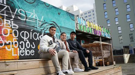 Ahmed (17), Walid (14) und Kadir (17) haben selbst geräumt, gesägt und geschraubt, um ihren Jugendclub zu bauen. Nun ist der „Blockpark 447“ eine kiezbekannte Anlaufstelle für alle Jugendlichen aus Buckow.