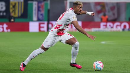 Fußball-Nationalspieler Benjamin Henrichs steht mit Leipzig im Pokal-Halbfinale.