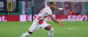 Fußball-Nationalspieler Benjamin Henrichs steht mit Leipzig im Pokal-Halbfinale.