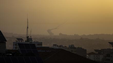 Gaza: Rauch (hinten) steigt nach einem Rakenangriff auf. 