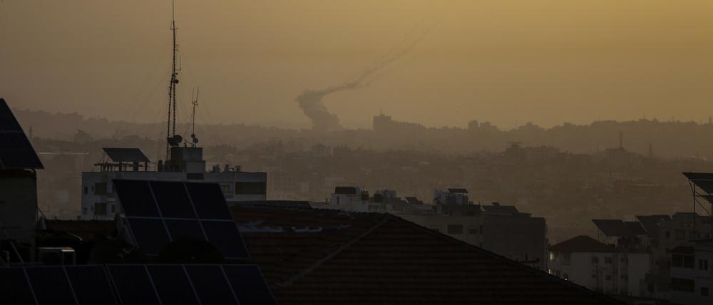 Rauch steigt auf nach einem Raketenangriff im Gazastreifen auf.