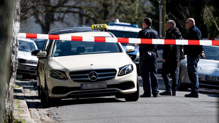 Mitarbeiter der Berliner Polizei vor dem Taxi von Mustafa A.. Wegen zehn Euro wurde der 49-Jährige getötet.