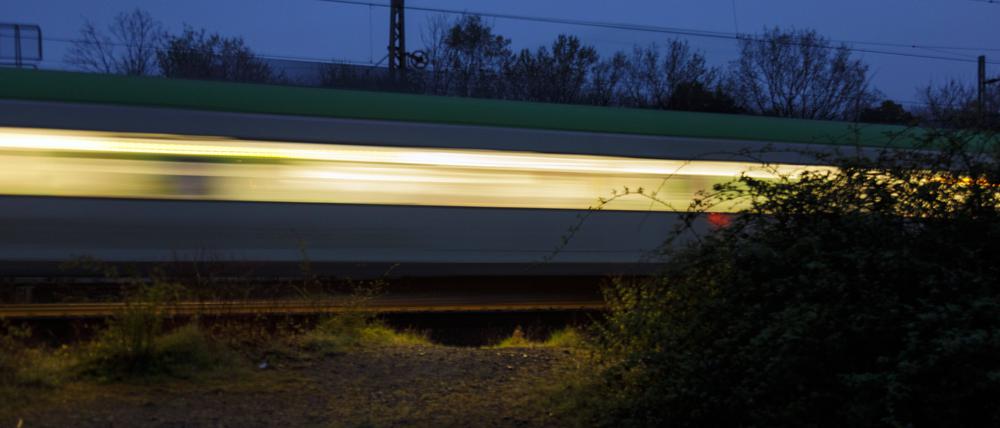 Zwischen Sonnenuntergang und Morgendämmmerung. Nachtzug auf offener Strecke.