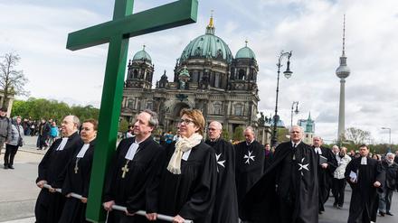 April 14, 2017 - Berlin, Germany - Protestant pastors carry a cross during a procession through the city center to mark Good Friday on April 14, 2017 in Berlin, Germany. 209 Copyright xMarkusxHeinex  