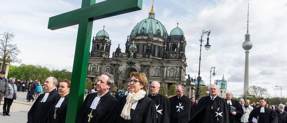 April 14, 2017 - Berlin, Germany - Protestant pastors carry a cross during a procession through the city center to mark Good Friday on April 14, 2017 in Berlin, Germany. 209 Copyright xMarkusxHeinex