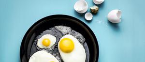 Aufgeschlagen: Eier von Hühnern und ausnahmsweise auch von der Wachtel.