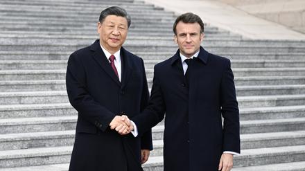  Der französische Präsident Emmanuel Macron (r.) während seines Besuchs bei Chinas Staatsoberhaupt Xi Jinping.