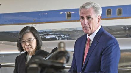 Tsai Ing-wen, Präsidentin von Taiwan, und Kevin McCarthy, Sprecher des Repräsentantenhauses, nehmen nach ihrem Treffen an einer Pressekonferenz teil. 