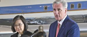 Tsai Ing-wen, Präsidentin von Taiwan, und Kevin McCarthy, Sprecher des Repräsentantenhauses, nehmen nach ihrem Treffen an einer Pressekonferenz teil. 