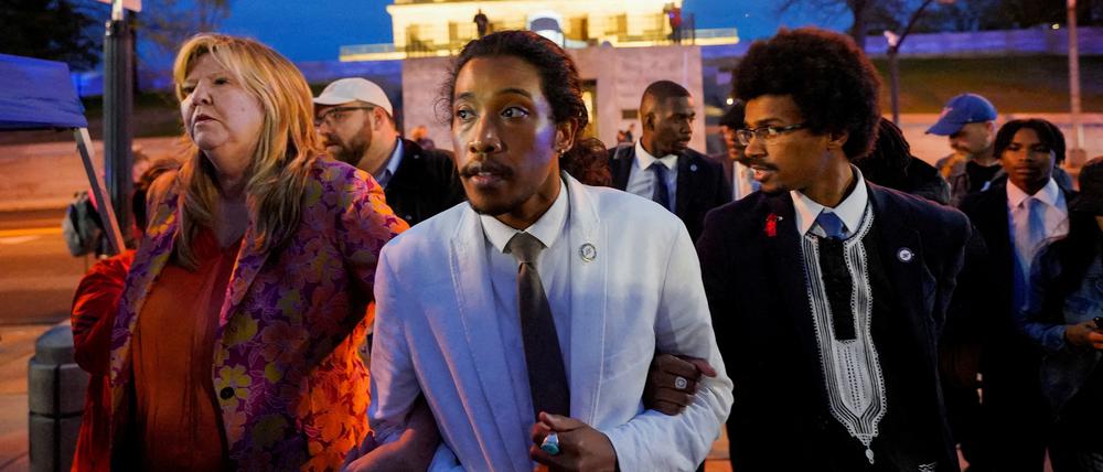 Gloria Johnson, Justin Jones und Justin Pearson (von links) verlassen nach der Abstimmung das State Capitol von Tennessee.