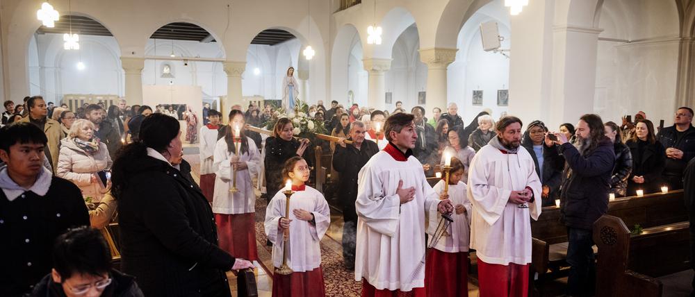Gottesdienst in der St.-Clemens-Kirche in Berlin-Kreuzberg.