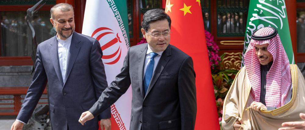 Irans Außenminister Hossein Amir-Abdollahian und sein saudischer Amtskollege Prinz Faisal bin Farhan Al Saud mit ihrem Gastgeber Qin Gang beim Treffen in Peking am Donnerstag.