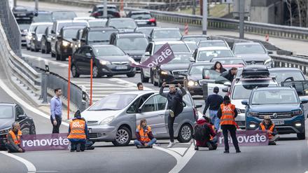 Klimaaktivisten von „Renovate Switzerland“ kleben auf der Fahrbahn  vor dem Nordportal des Gotthardstraßentunnels.