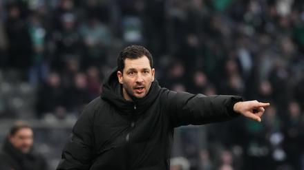Da geht es zum Sieg. Herthas Cheftrainer Sandro Schwarz. 