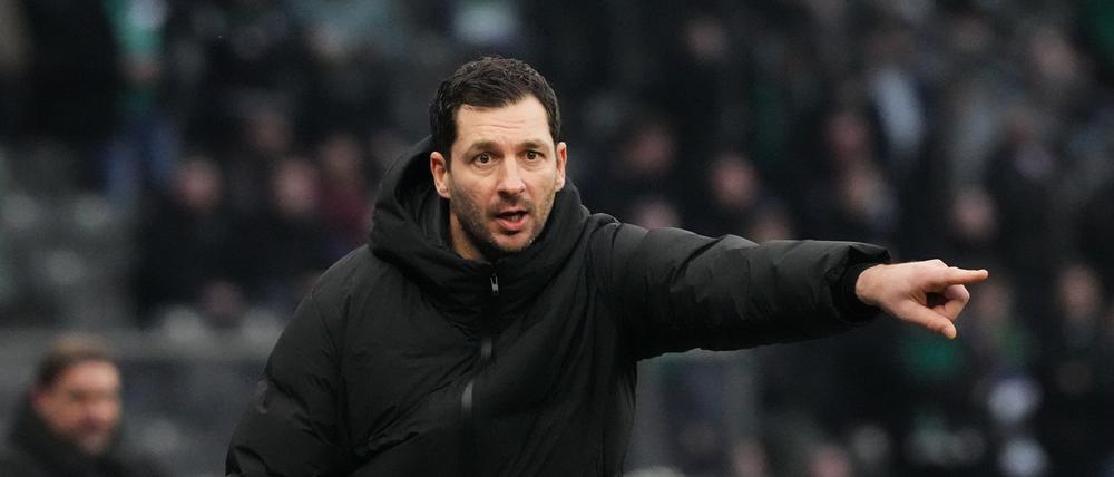 Da geht es zum Sieg. Herthas Cheftrainer Sandro Schwarz. 