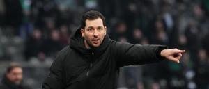 Da geht es zum Sieg. Herthas Cheftrainer Sandro Schwarz. 