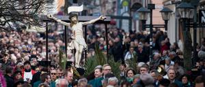 25.03.2018, Thüringen, Heilbad Heiligenstadt: Katholische Gläubige tragen bei der Palmsonntagsprozession überlebensgroßen Darstellungen, die das Leiden und Sterben Jesu Christi symbolisieren. Die Leidensprozession am Palmsonntag ist eine der größten dieser Art und wird immer am Sonntag vor Ostern begangen. Foto: Swen Pförtner/dpa-Zentralbild/dpa ++ +++ dpa-Bildfunk +++