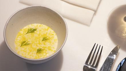 Kommt im Pars Restaurant auf den Tisch: geräucherte Kartoffeln mit einer Rauch-Espuma, gebeiztem Eigelb und Dill.