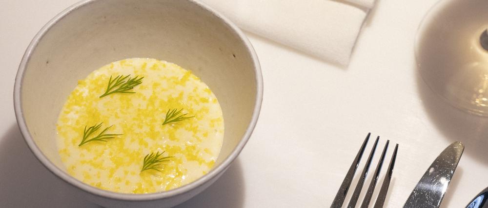 Kommt im Pars Restaurant auf den Tisch: geräucherte Kartoffeln mit einer Rauch-Espuma, gebeiztem Eigelb und Dill.