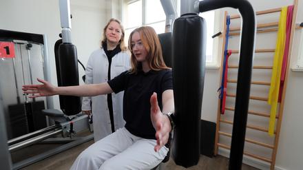 Neurologin Carolin Hamann (hinten) begleitet Long-Covid-Betroffene im Reha-Zentrum im Oberlinhaus.