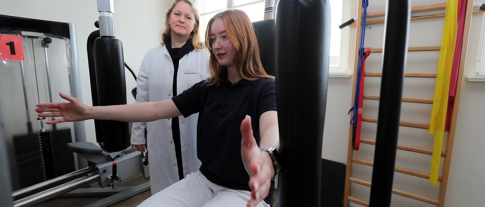 Neurologin Carolin Hamann (hinten) begleitet Long-Covid-Betroffene im Reha-Zentrum im Oberlinhaus.