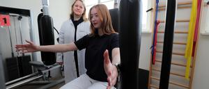 Neurologin Carolin Hamann (hinten) begleitet Long-Covid-Betroffene im Reha-Zentrum im Oberlinhaus.