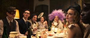 Albert Hirschman (Lucas Englander, links), Varian Fry (Cory Michael Smith, Zweiter von links) und Mary Jayne Gold (Gillian Jacobs, rechts) in der Netflix-Serie „Transatlantic“. 