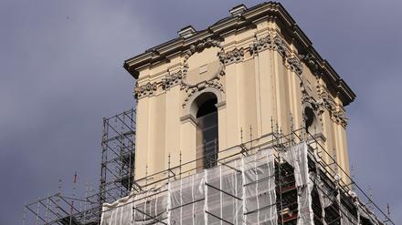 Mehr und mehr kommt der Turm der Garnisonkirche in Potsdam zum Vorschein.