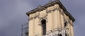 Mehr und mehr kommt der Turm der Garnisonkirche in Potsdam zum Vorschein.