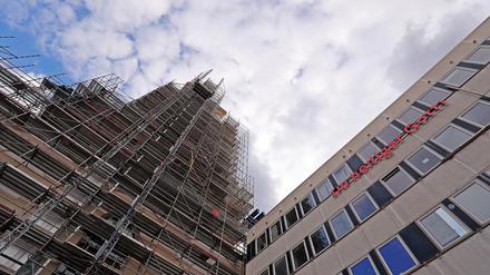 Direkte Nachbarschaft: Der Turm der Garnisonkirche und das Rechenzentrum.