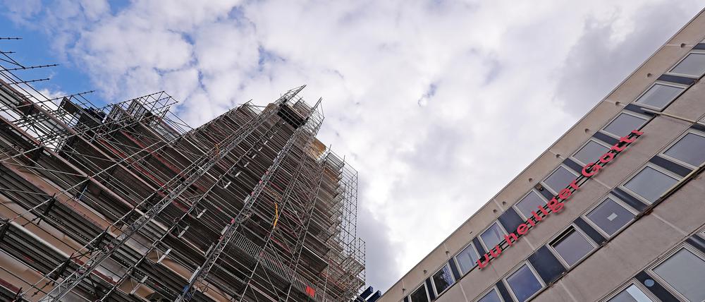 Direkte Nachbarschaft: Der Turm der Garnisonkirche und das Rechenzentrum.