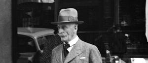 Knut Hamsun bei einem Spaziergang in Oslo.