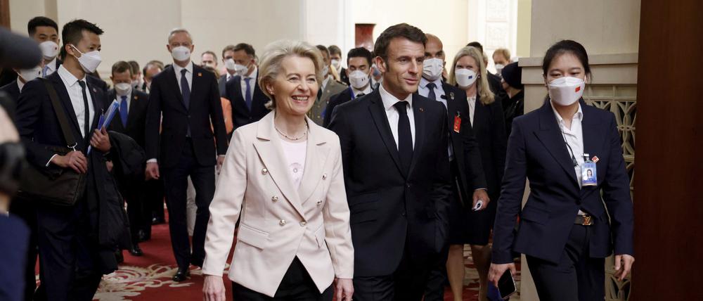06.04.2023, China, Peking: Emmanuel Macron (vorne, M), Präsident von Frankreich, und Ursula von der Leyen (vorne,l), Präsidentin der Europäischen Kommission, bei ihrer Ankunft zu einer Sitzung mit dem chinesischen Präsidenten Xi. Foto: Ludovic Marin/AFP Pool/AP/dpa +++ dpa-Bildfunk +++