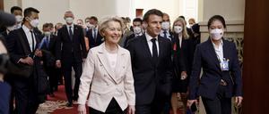 06.04.2023, China, Peking: Emmanuel Macron (vorne, M), Präsident von Frankreich, und Ursula von der Leyen (vorne,l), Präsidentin der Europäischen Kommission, bei ihrer Ankunft zu einer Sitzung mit dem chinesischen Präsidenten Xi. Foto: Ludovic Marin/AFP Pool/AP/dpa +++ dpa-Bildfunk +++