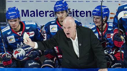 Mit Mannheims Trainer Bill Stewart gehen mal wieder die Emotionen durch.