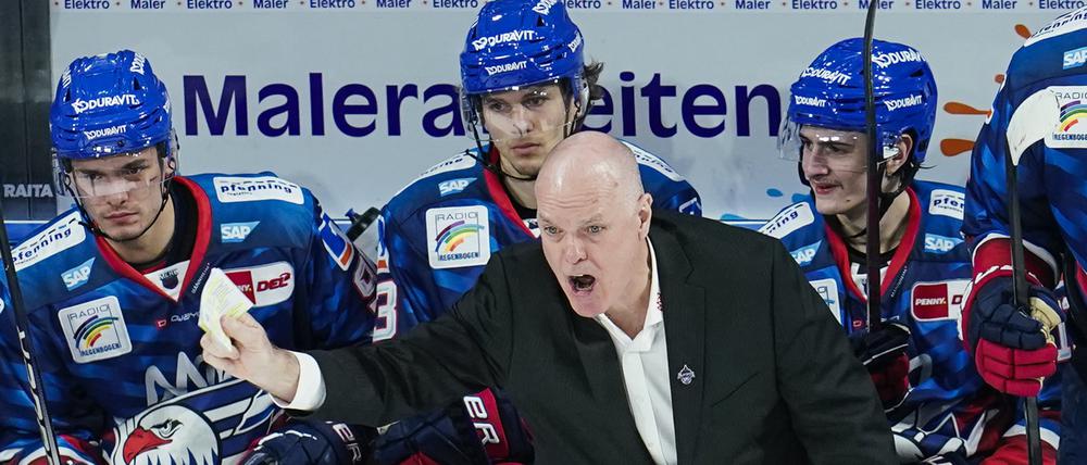 Mit Mannheims Trainer Bill Stewart gehen mal wieder die Emotionen durch.