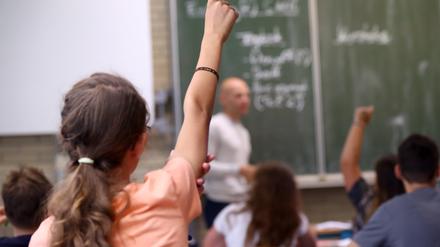 ARCHIV - 19.07.2017, Bayern, Aschaffenburg: Eine Schülerin der fünften Klass hebt im Unterricht den Finger. (zu dpa "Welle der Empörung über AfD-«Pranger» - Länder prüfen Vorgehen" am 11.10.2018) Foto: Daniel Karmann/dpa +++ dpa-Bildfunk +++ | Verwendung weltweit