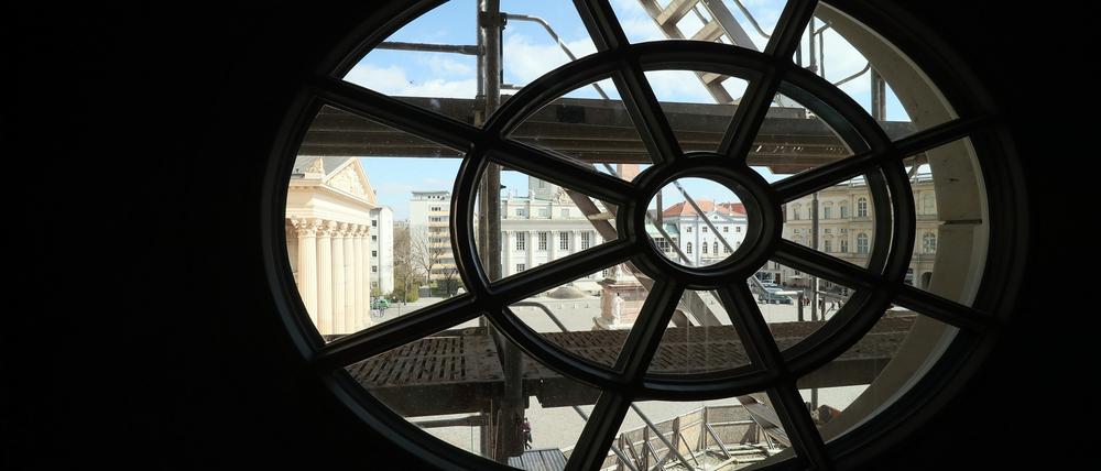 Blick durch ein Fenster auf den Alten Markt in Potsdam.
