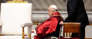 Der Papst feierte die Karfreitags-Liturgie im Petersdom, an der Kreuzwegprozession nimmt er nicht teil. 